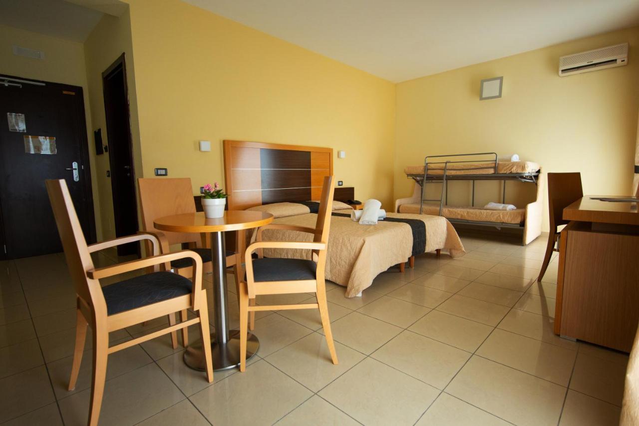 Ticho'S Greenblu Hotel Castellaneta Marina Esterno foto